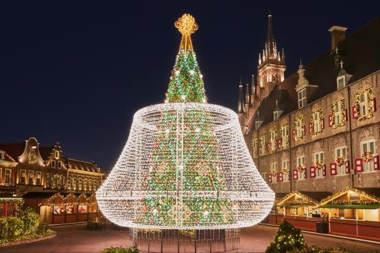 ベル型オブジェとクリスマスツリーの装飾