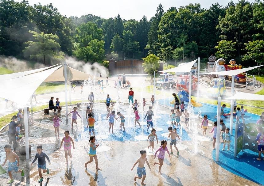 噴水パレットで水遊びをする子どもたち