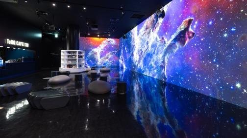 星雲映像が投影されたTeNQ CAFE 138の展示エリア