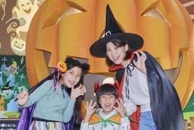 ハロウィン装飾を背景に仮装を楽しむ家族