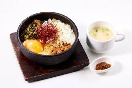 卵黄と糸唐辛子をのせた石鍋ご飯のサウナ飯