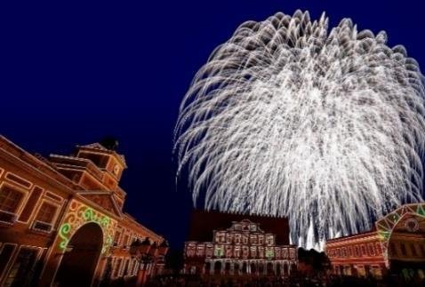 スペイン風建築と花火の夜景