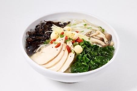鶏肉と野菜、きのこを盛った麺料理のサウナ飯