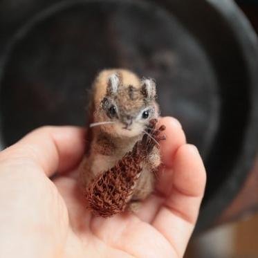 羊毛フェルトで作られた小動物のマスコット作品