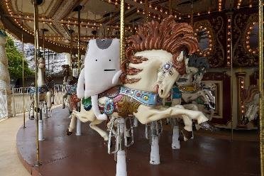ガウディカルーセルに乗るタンクトップくん