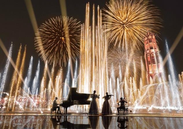 噴水と花火、生演奏を伴う夜間ライトアップショー