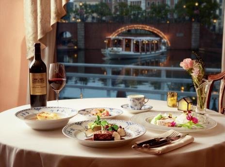 夜景を望むレストランで並ぶ前菜・スープ・メイン料理・デザートと赤ワイン