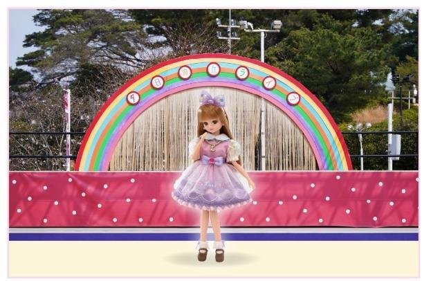 虹のアーチステージに立つリカちゃん風人形