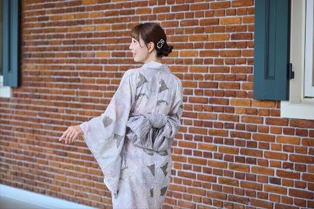 紫陽花柄のミッフィー浴衣を着用した姿