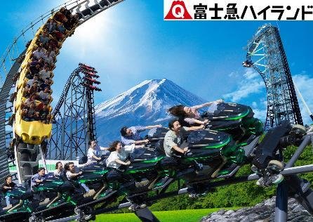 富士山を背景に走行するFUJIYAMA