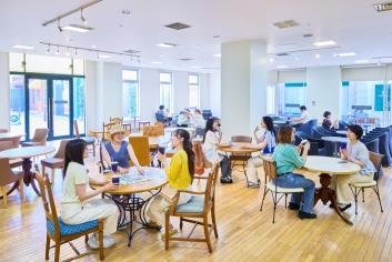 木製家具が並ぶ屋内休憩スペース「クールラウンジ」