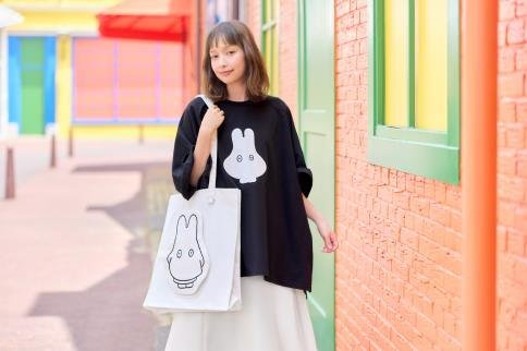 Obakeシリーズのウサギ柄Tシャツとトートバッグ