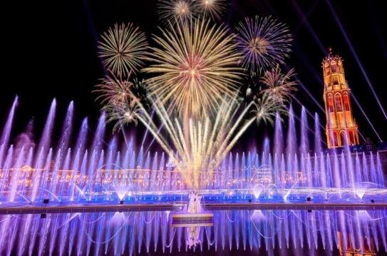 「スパークリング・スカイナイトショー」の花火と噴水