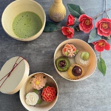 抹茶と椿を添えた上生菓子の詰め合わせ