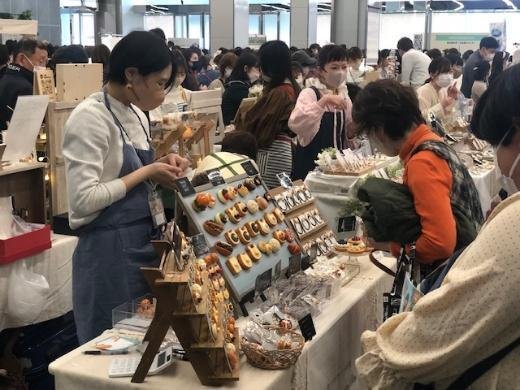 フードブースで陳列される焼き菓子とスイーツ