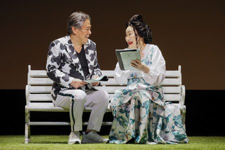 朗読劇「古事記」、ベンチで語り合う白石加代子と風間杜夫