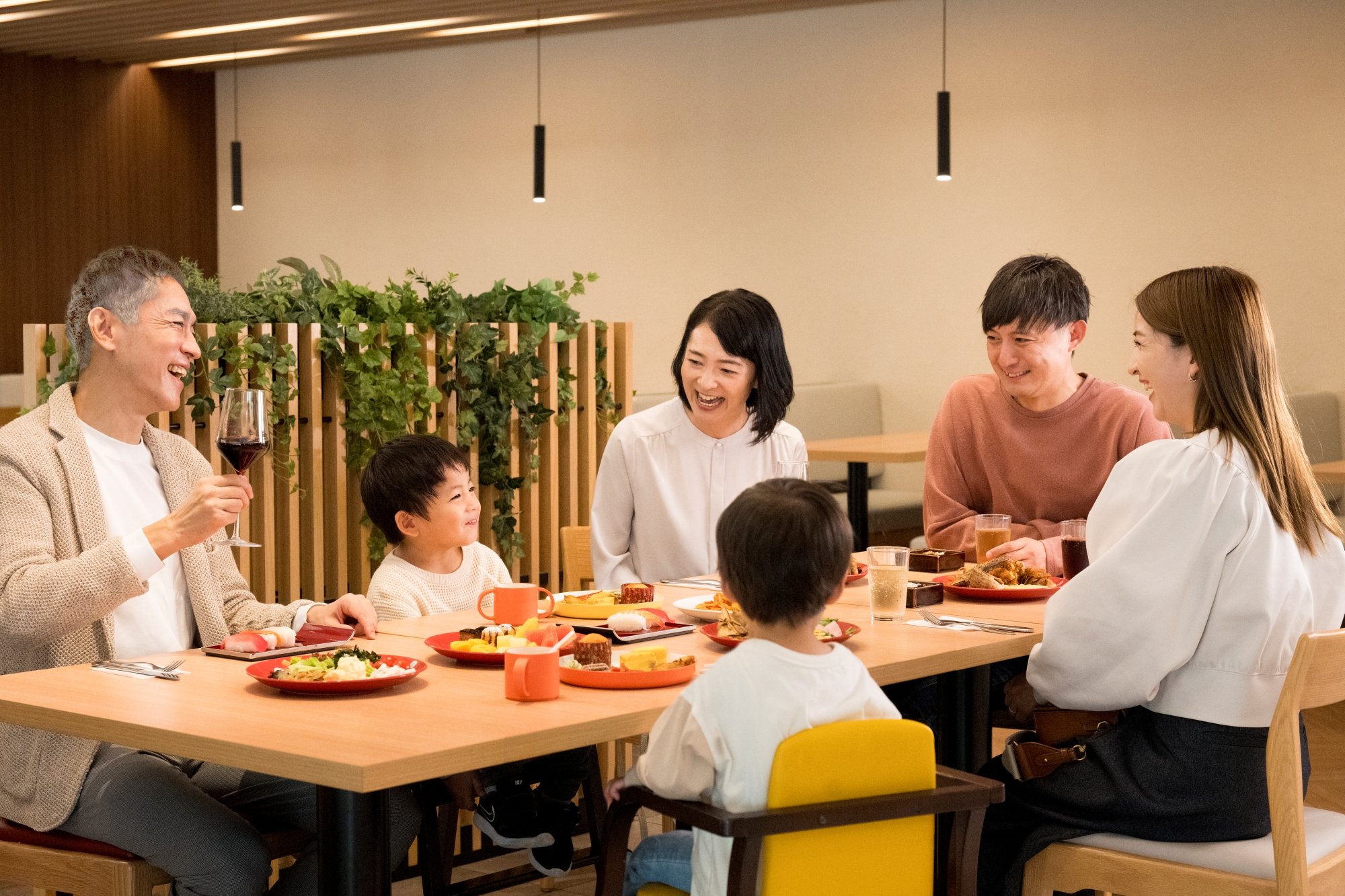 三世代家族がビュッフェレストランで食事を楽しむ様子