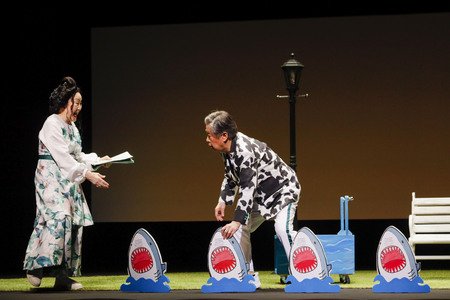 朗読劇「古事記」、小道具を使った演出シーン