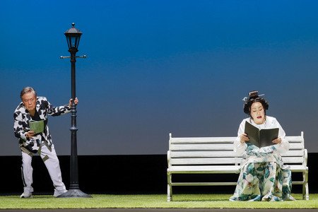 朗読劇「古事記」、街灯のそばで演じる風間杜夫と白石加代子
