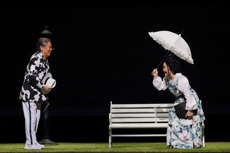 朗読劇「古事記」、傘をさす白石加代子と風間杜夫の一場面