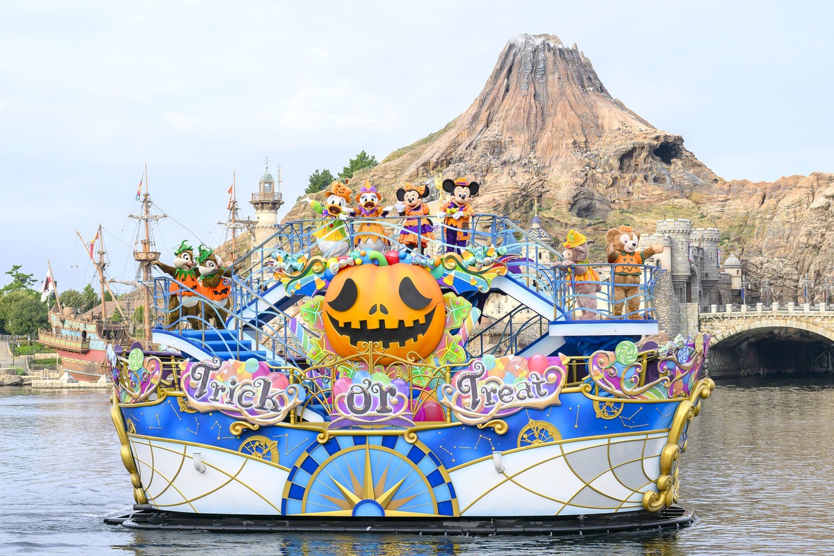 メディテレーニアンハーバーを進むディズニー・ハロウィーン・グリーティングの船