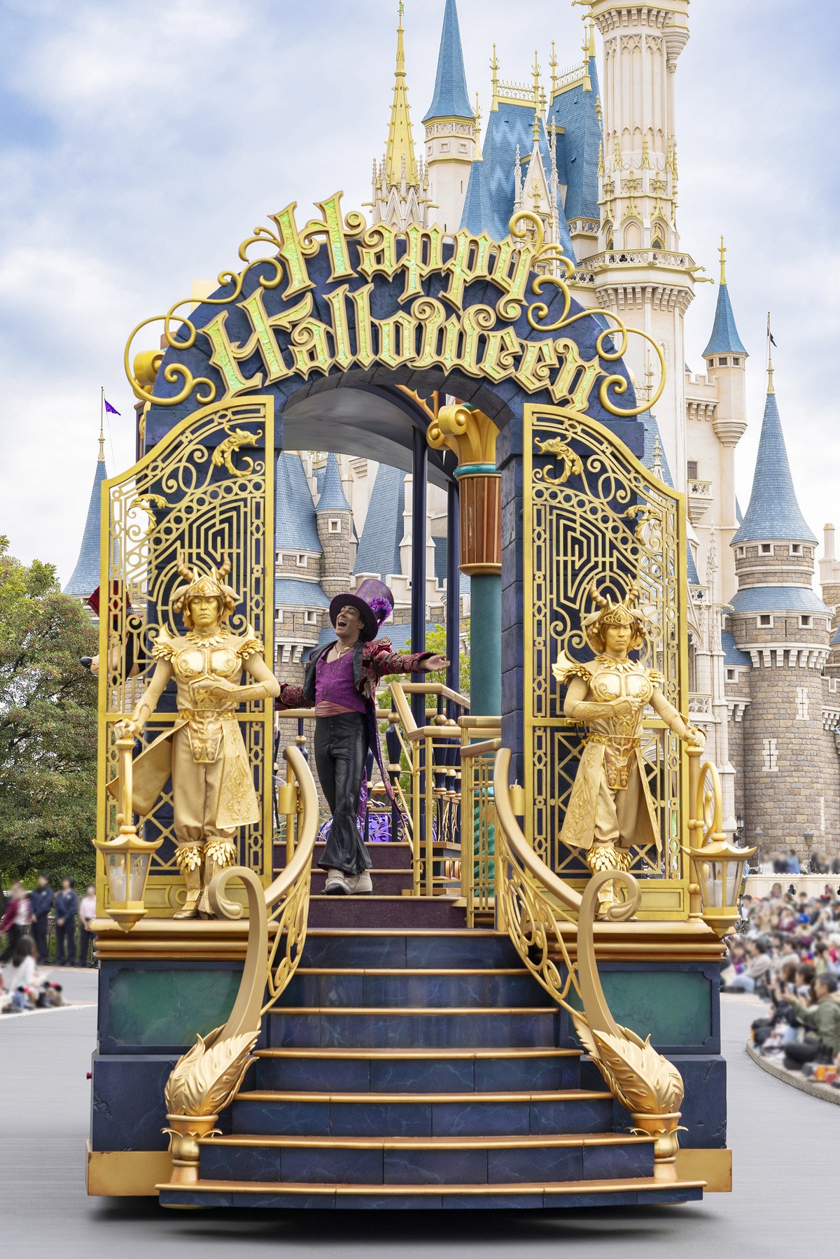 Happy Halloweenの文字が輝く先頭フロートの後方
