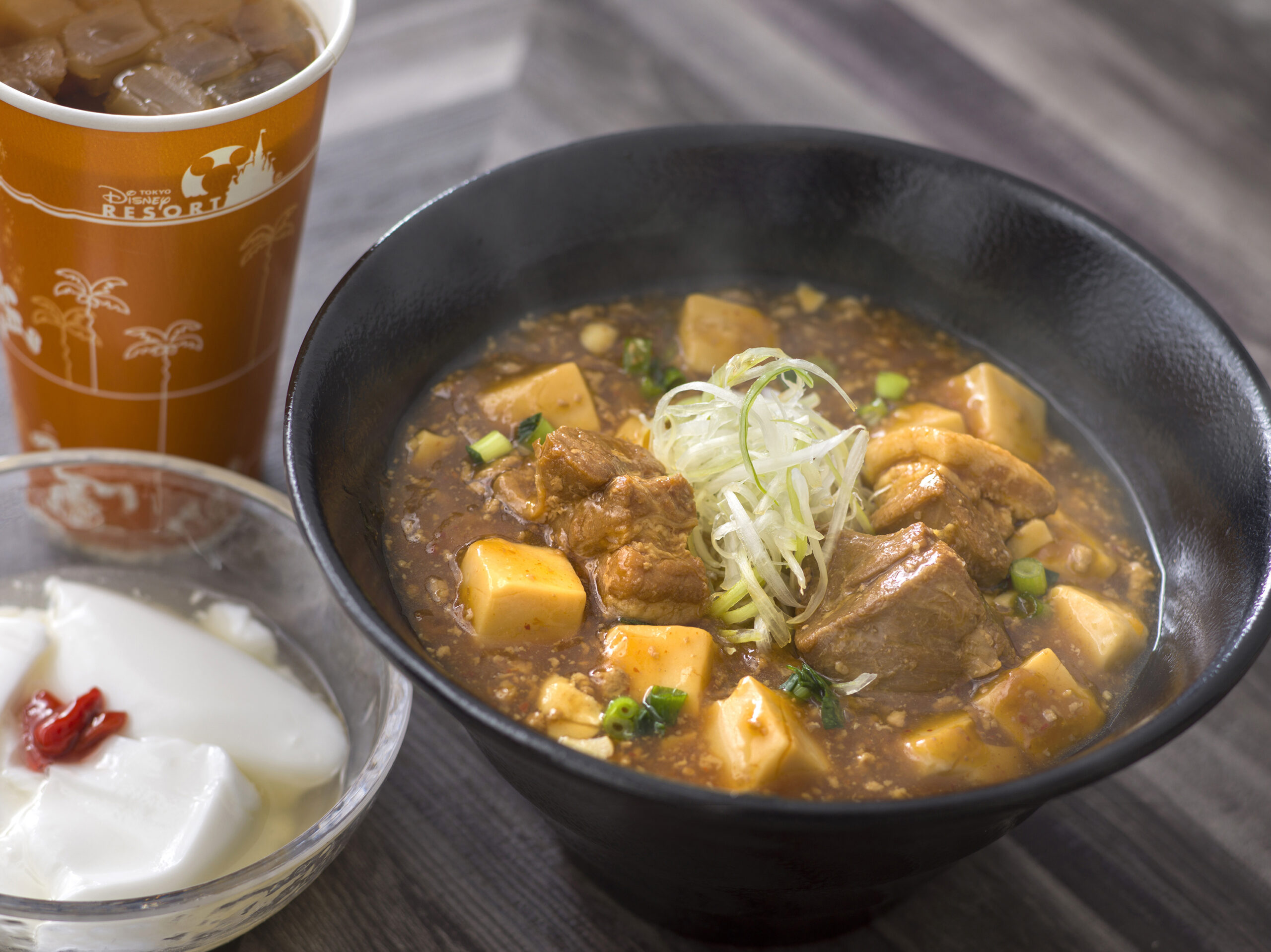 豚角煮とマーボー豆腐のあんかけ麺、杏仁豆腐、ソフトドリンクのボイジャーセット