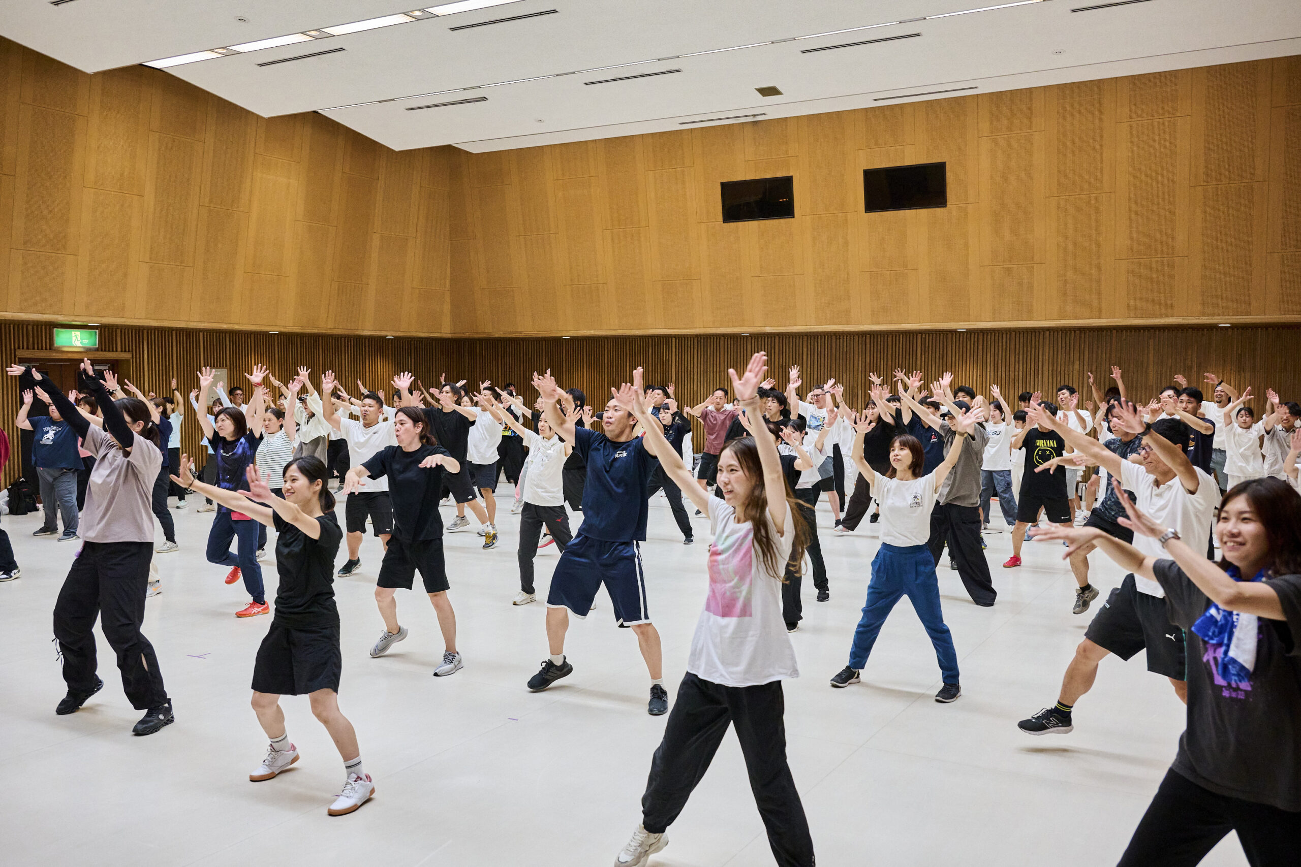 会場全体でダンスに取り組む小学校教員