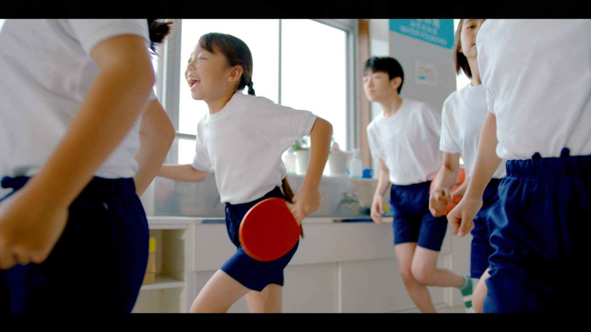 ラケットを手に笑顔を見せる子どもたち