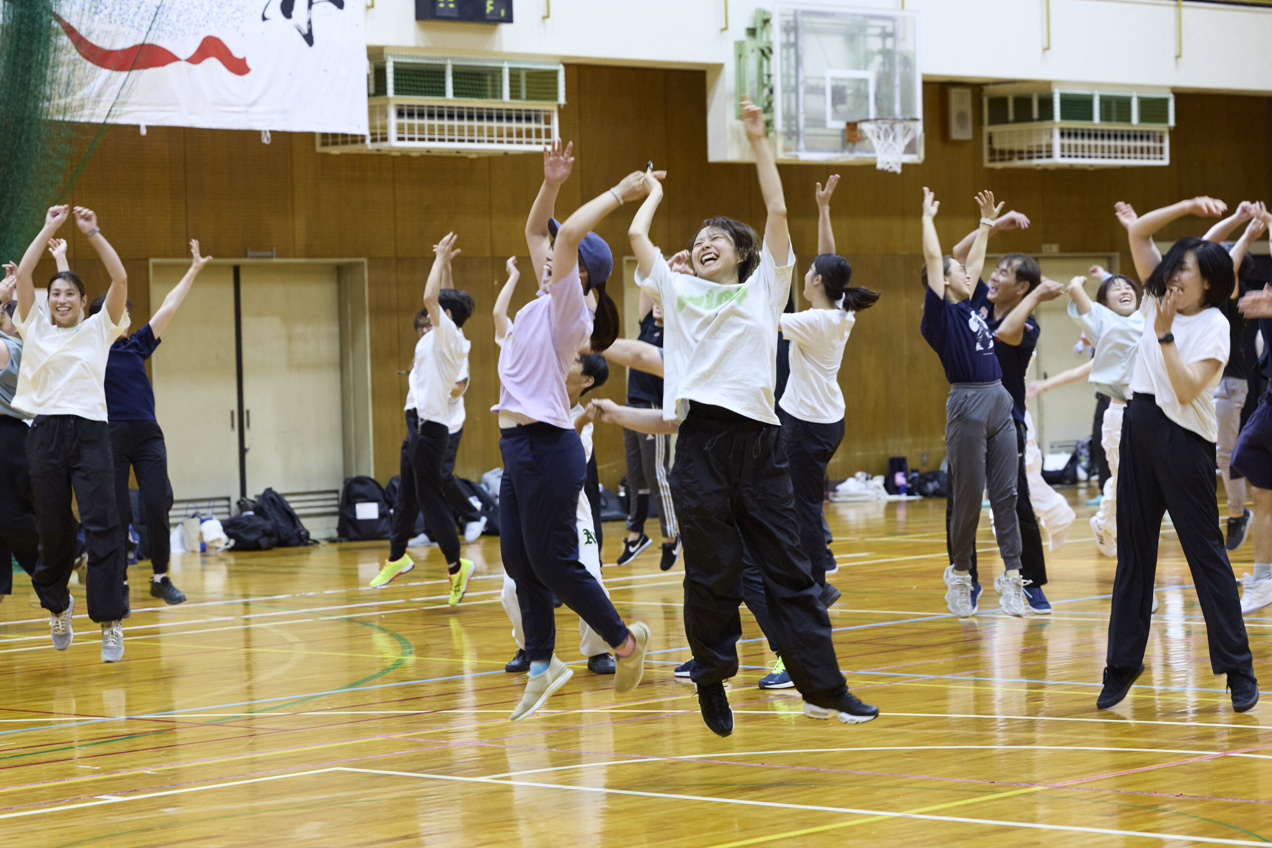 体育館で振付を練習する小学校教員