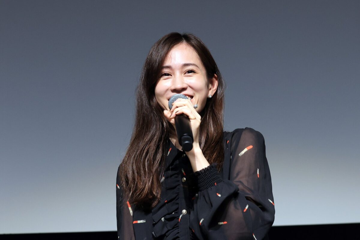笑顔で話すアップショット