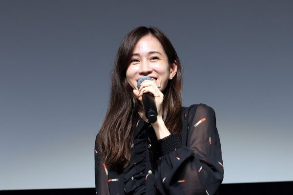 笑顔で話すアップショット