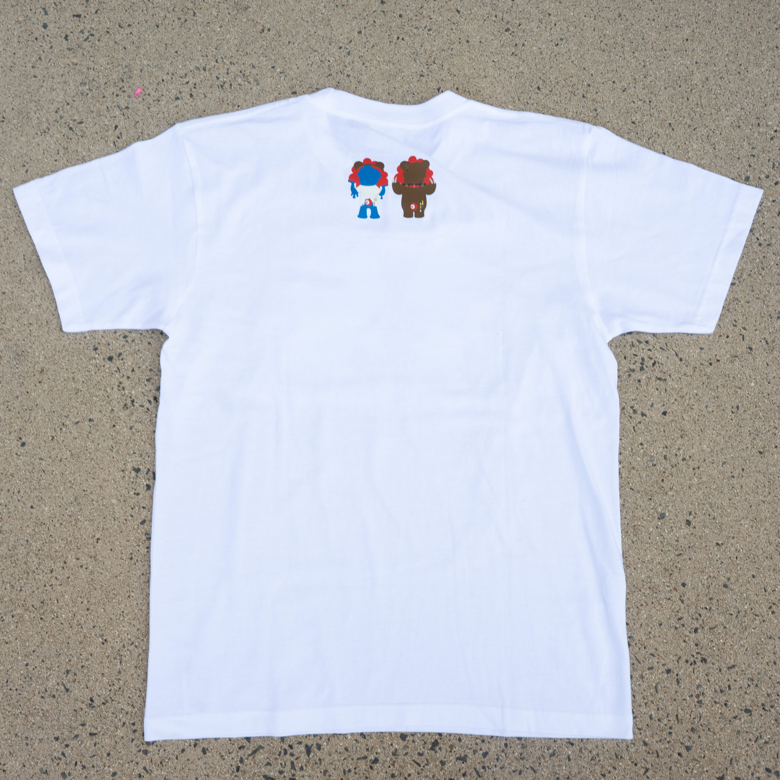 白いTシャツの背面