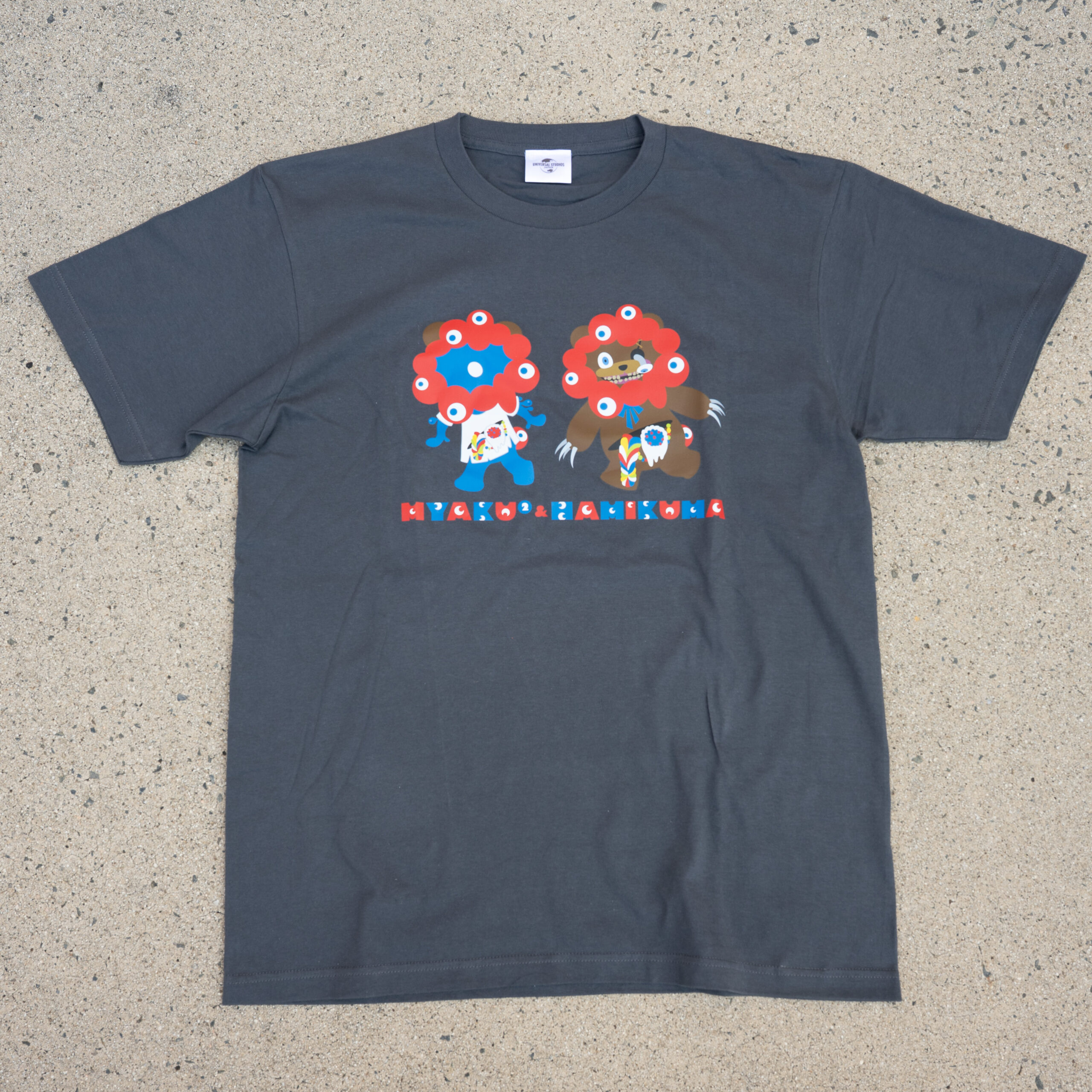 濃いグレーのTシャツの前面
