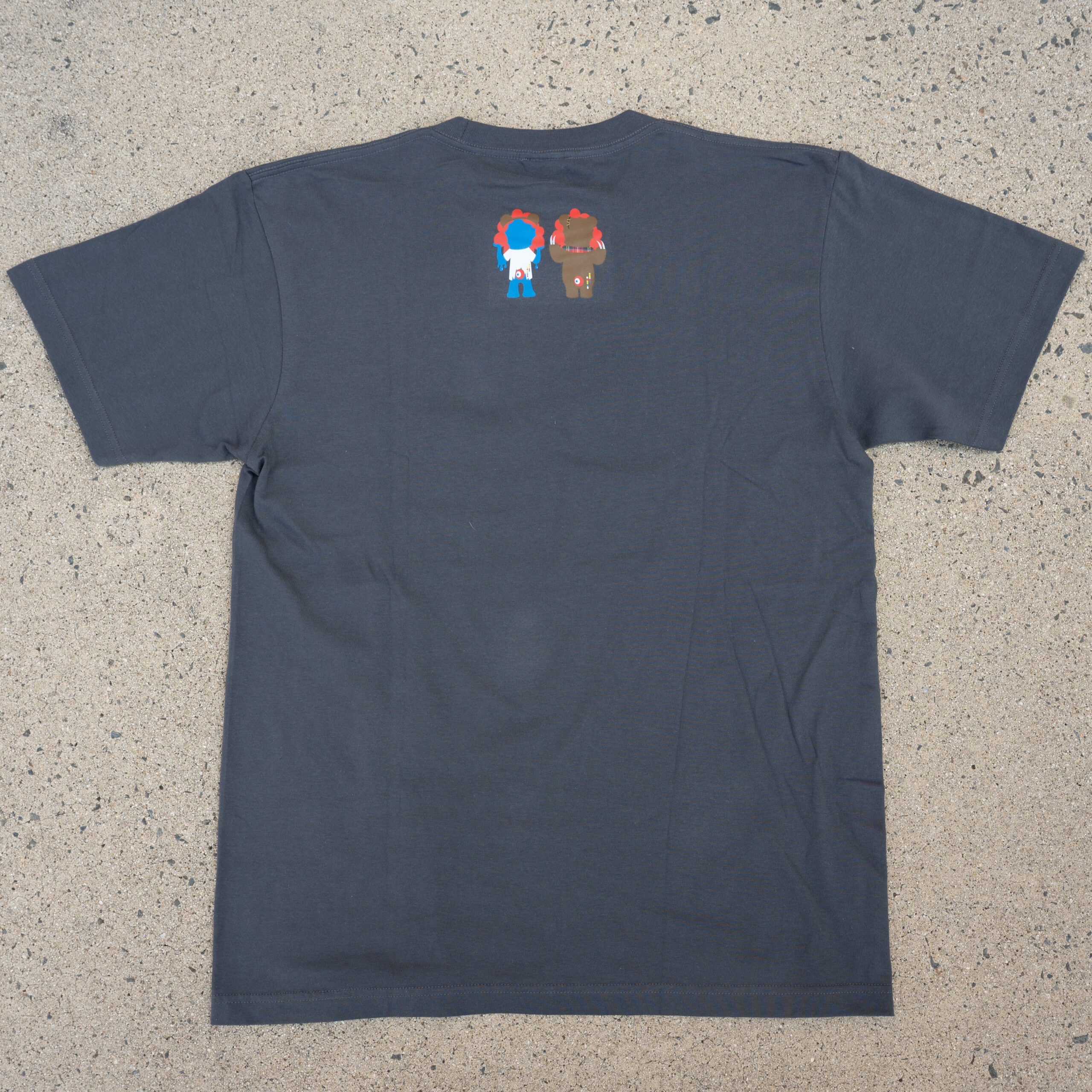 濃いグレーのTシャツの背面