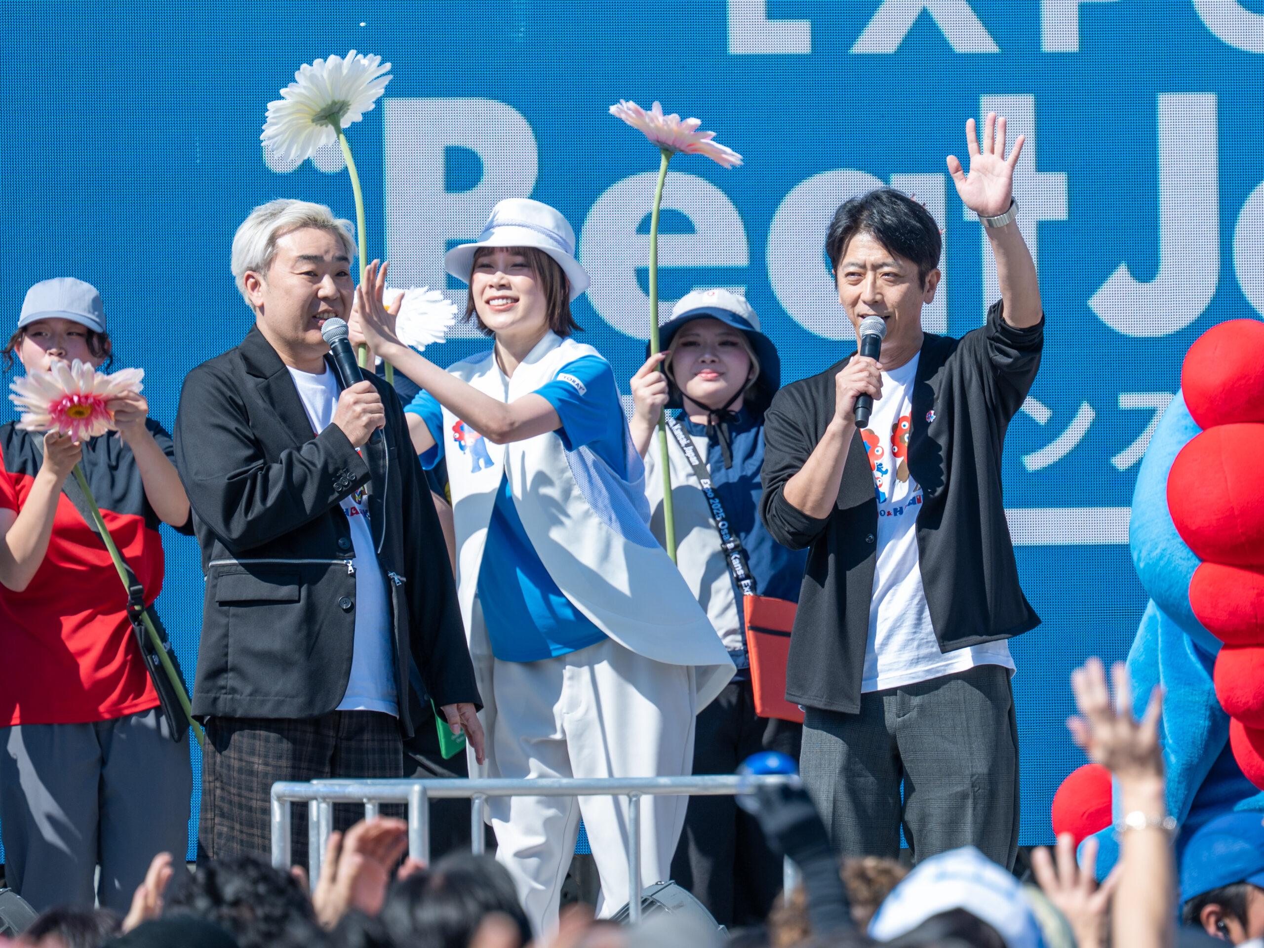 司会のフットボールアワーと出演者