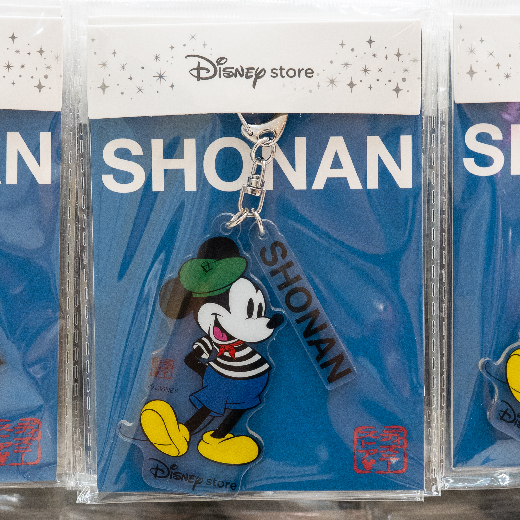 ミッキーマウスとSHONANのプレートが付いたキーチェーン