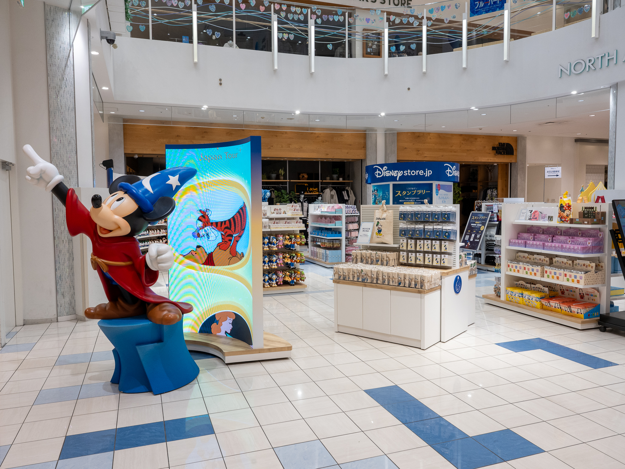 テラスモール湘南の北アトリウムに設けられたDisney store.jp Japan Tourの会場