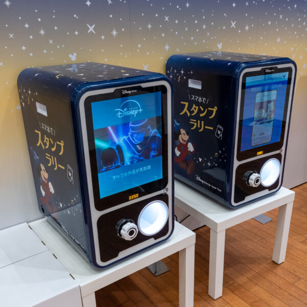 スマホでスタンプラリーのデザインが施されたカプセルトイのマシン2台