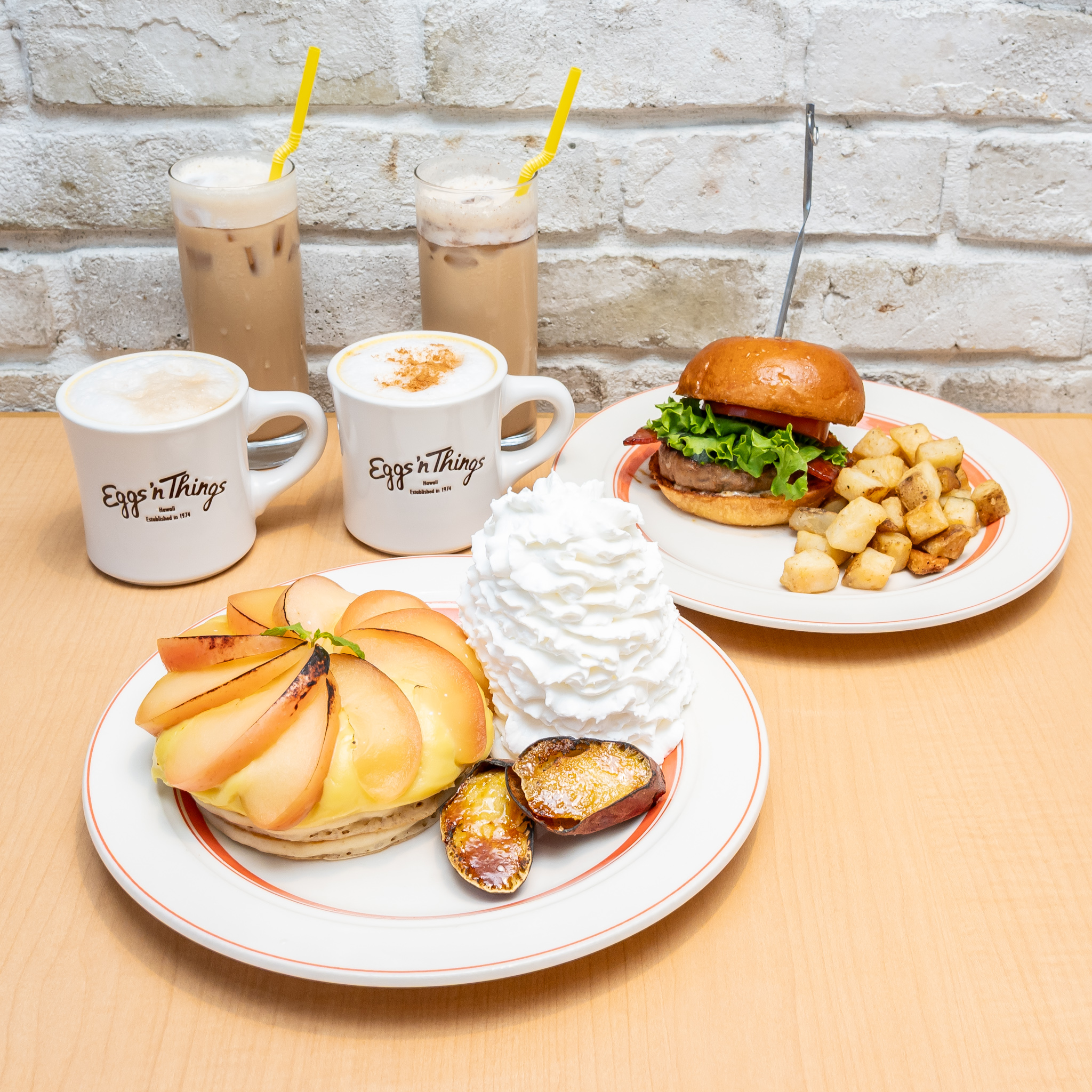 Eggs ’n Things「さつまいもとリンゴのブリュレパンケーキ／メープルベーコンバーガー」