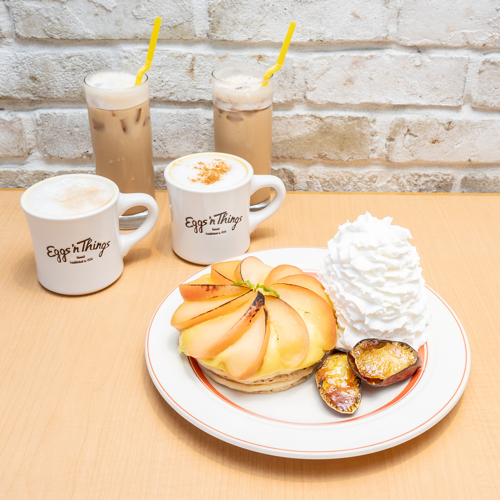 Eggs ’n Things「さつまいもとリンゴのブリュレパンケーキ／メープルベーコンバーガー」2