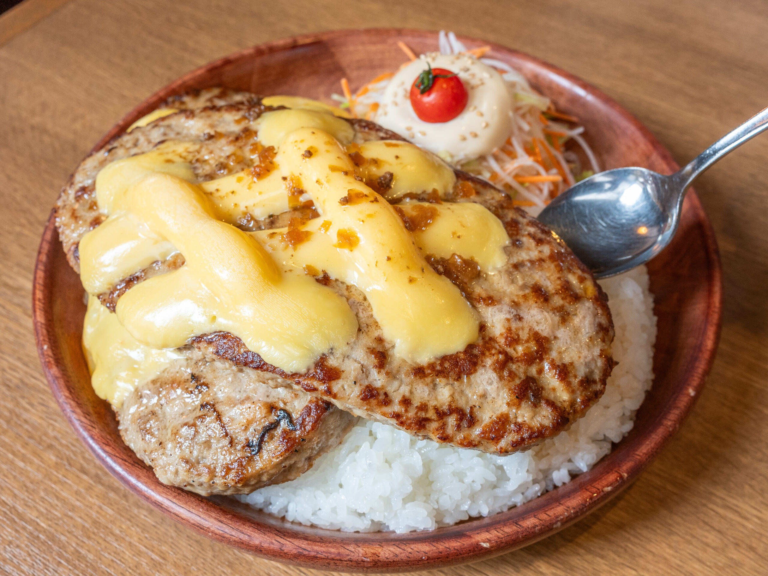 ガリバーWチーズバーグとライス、サラダを盛り付けた一皿