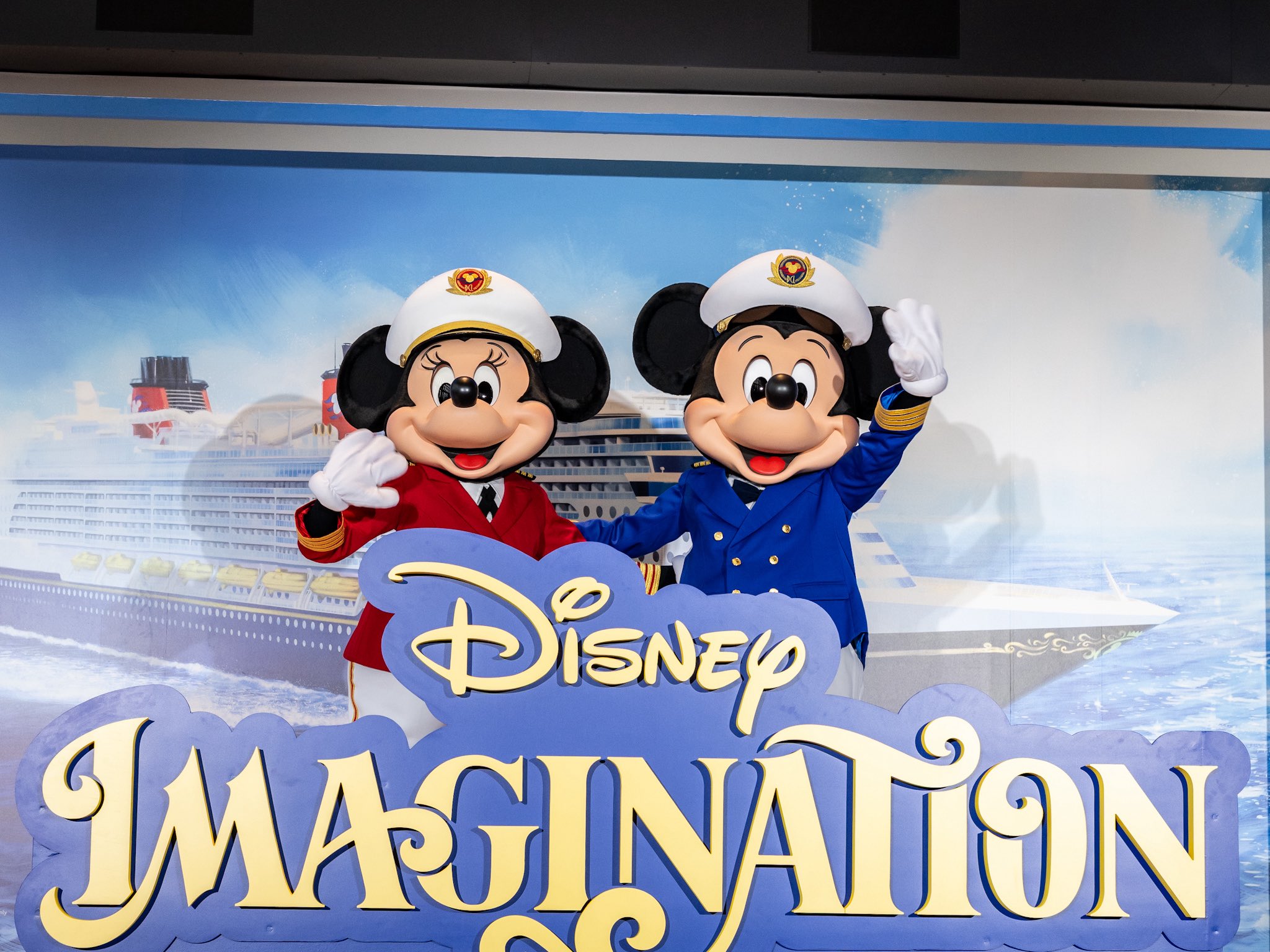 ディズニー・イマジネーションの船名発表をお祝いするミッキーマウスとミニーマウス