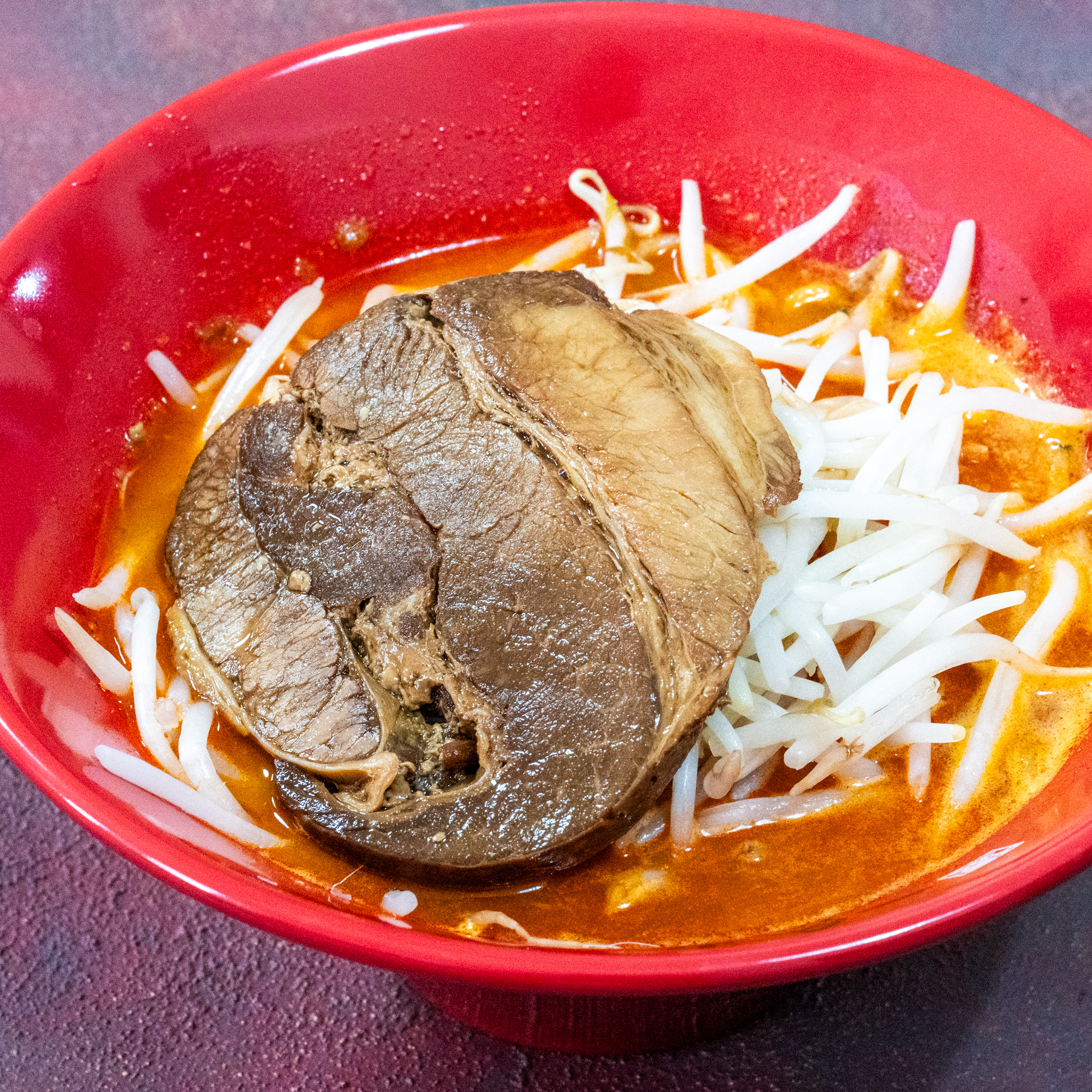 チャーシューともやしを別途加えた鬼金棒監修カラシビ味噌らー麺