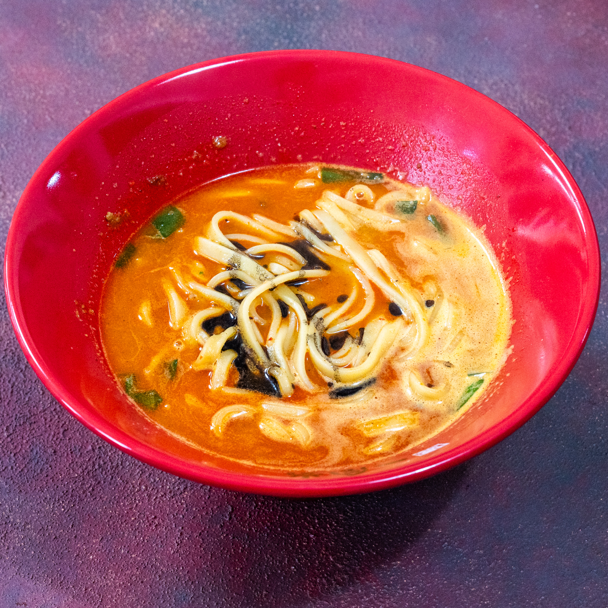 鬼金棒監修カラシビ味噌らー麺の調理後。味噌スープに乱切り麺と黒マー油を合わせた一杯