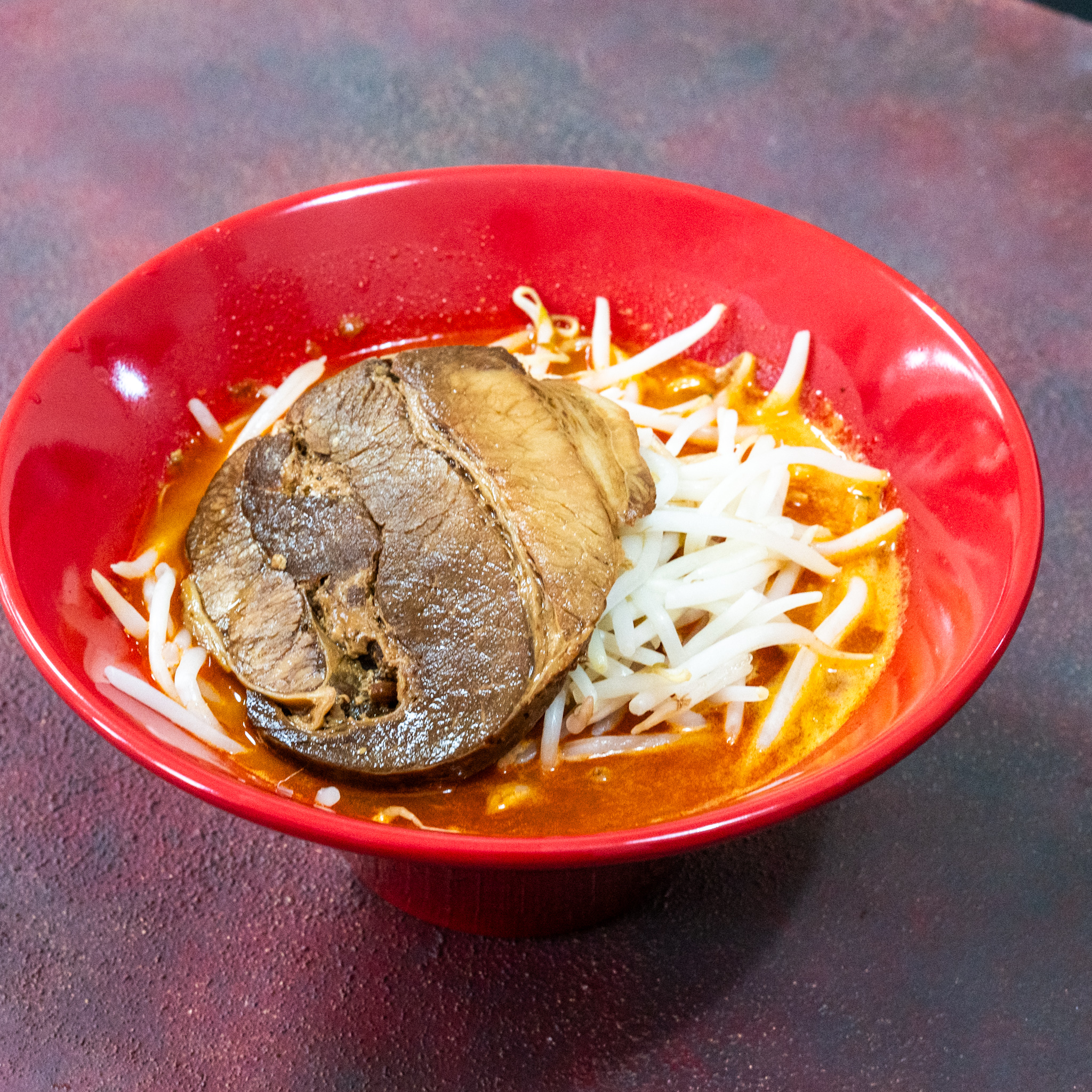 チャーシューともやしを別途加えた鬼金棒監修カラシビ味噌らー麺の盛り付け例