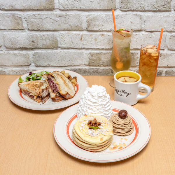 Eggs 'n Things「モンブランパンケーキ/パストラミビーフサンド/アップルティー・アップルミントスカッシュ」