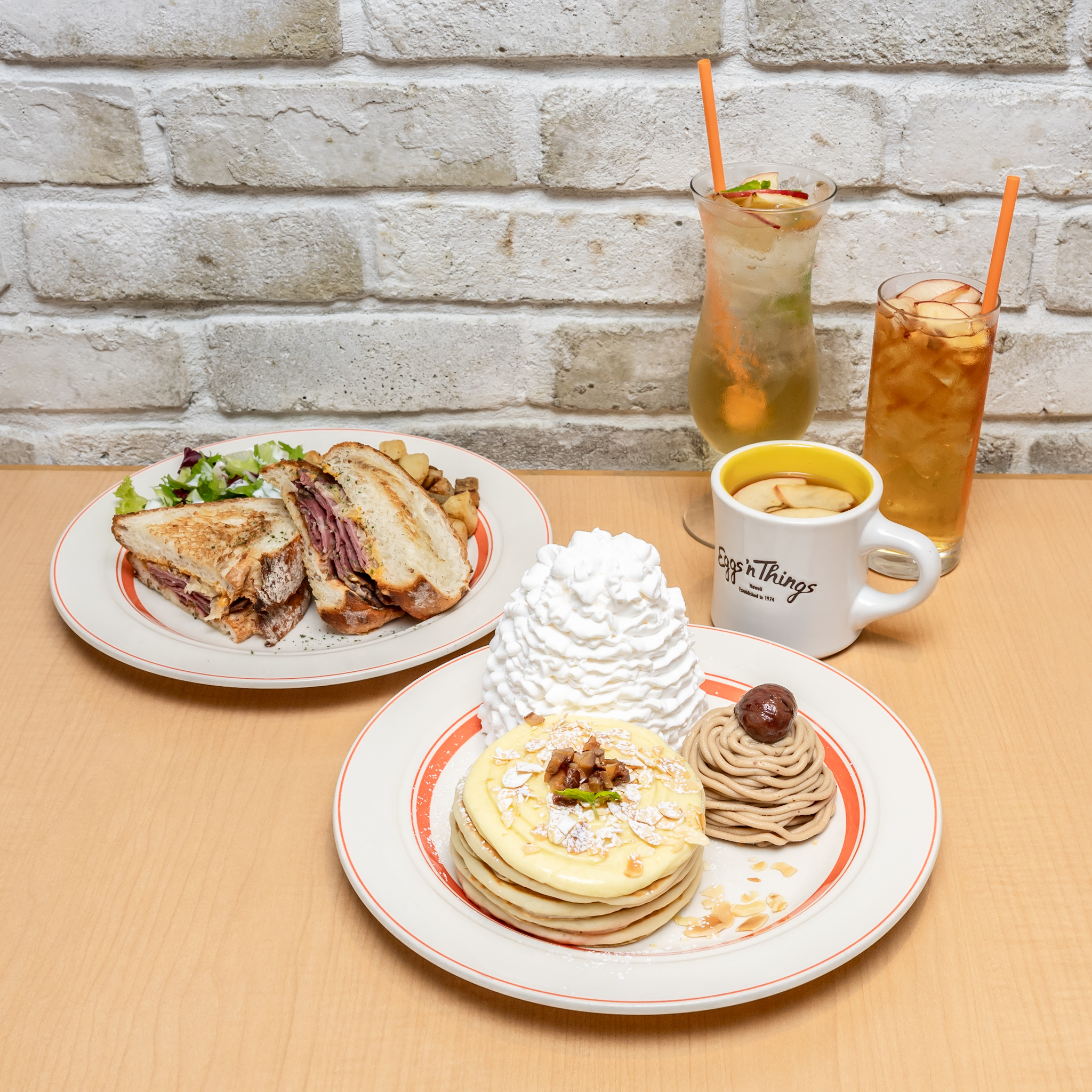 Eggs 'n Things「モンブランパンケーキ/パストラミビーフサンド/アップルティー・アップルミントスカッシュ」