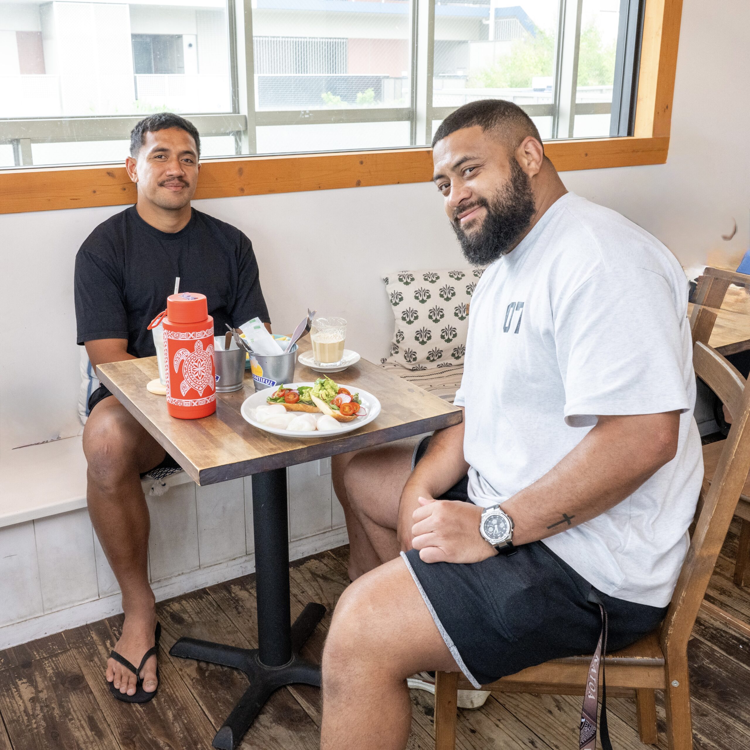 Bountiful Coffeeで食事を楽しむ鍋島選手の同僚