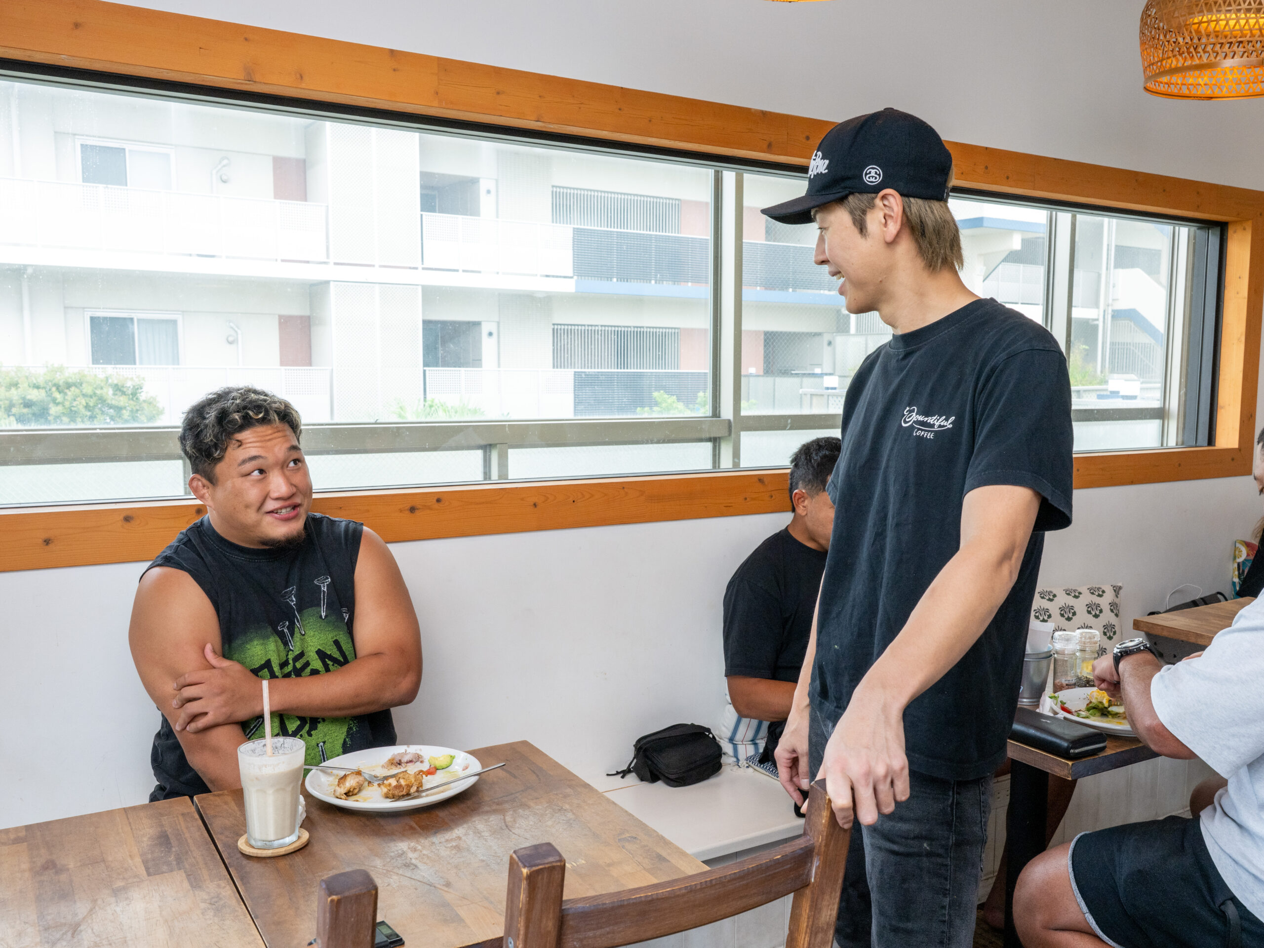 Bountiful Coffeeの店主と話す鍋島秀源選手